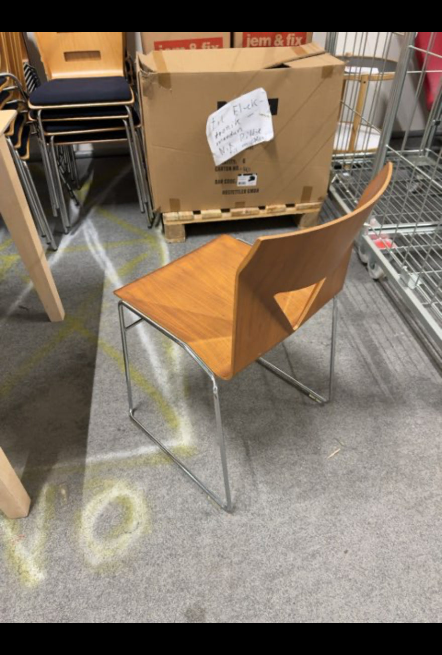 Spisestol mørkt træ